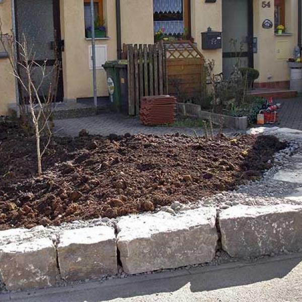Beeteinfassung aus Muschelkalkquadersteinen
